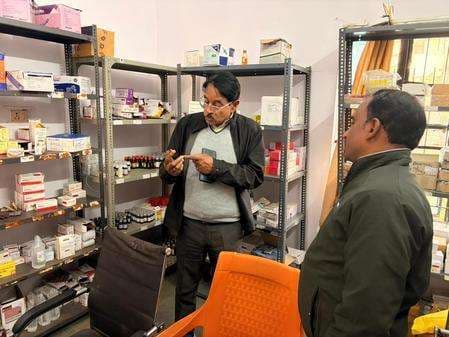 प्राथमिक स्वास्थ्य केंद्र में अव्यवस्था को देखकर एसडीओ ने लगायी फटकार