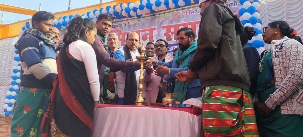 दीप प्रज्वलन और पूजा-अर्चना के साथ शुरू हुआ पर्व, भाई-बहन व प्रकृति प्रेम का दिया संदेश