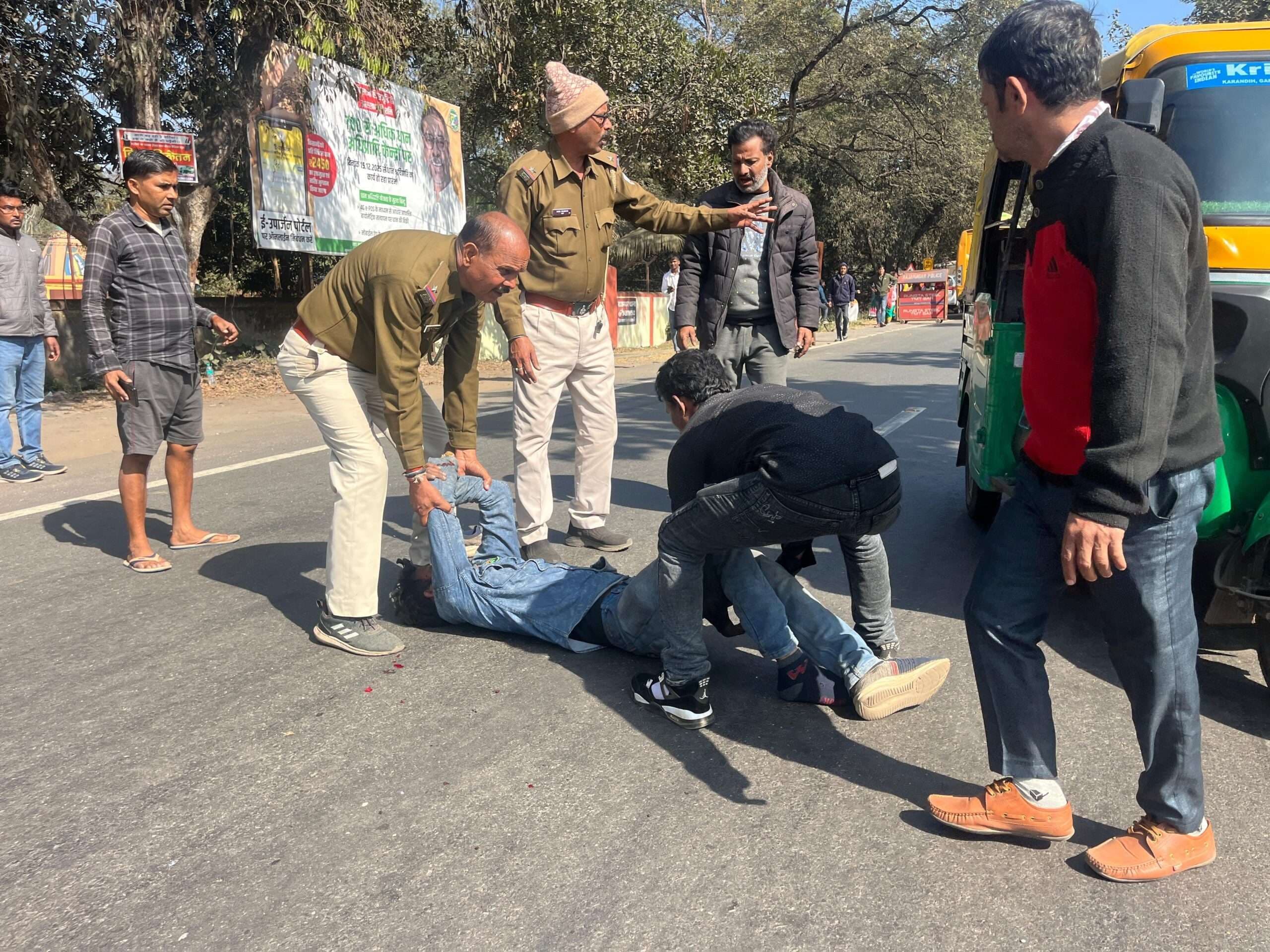 Seraikela Kharsawan News : राजनगर में कार ने बस एजेंट को मारी टक्कर, गंभीर