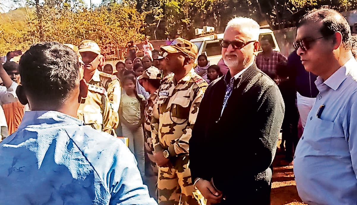 Chaibasa News : जाटाहाटिंग के लोगों ने सेल की बेदखली प्रक्रिया का किया विरोध