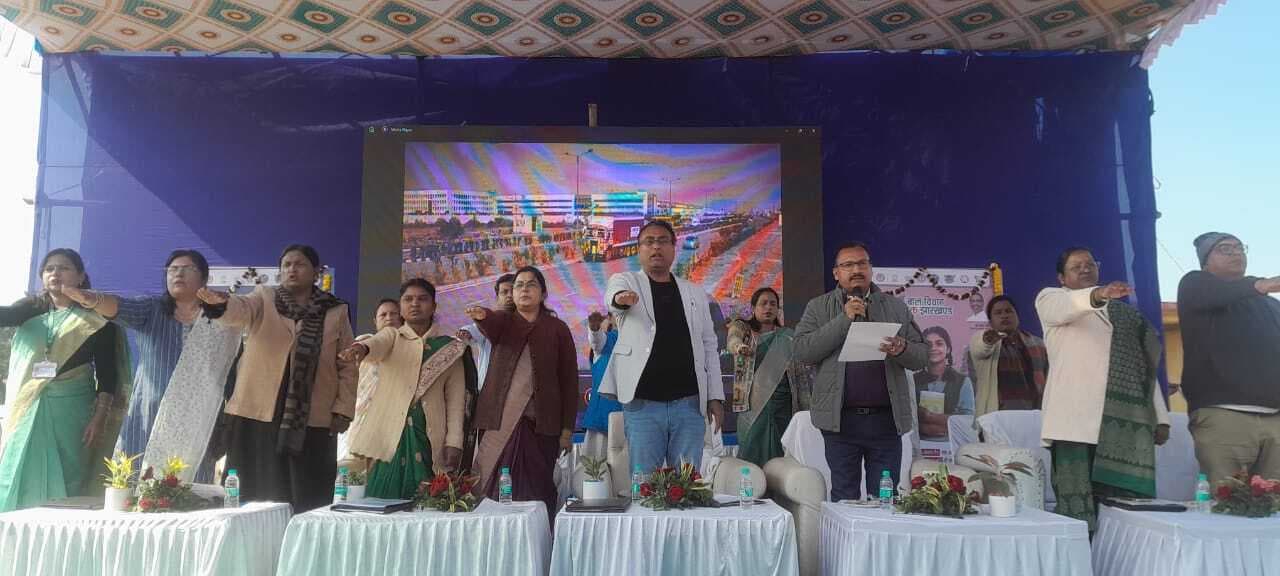 Seraikela Kharsawan News : एसडीएम ने कुरीतियों के खिलाफ शपथ दिलायी