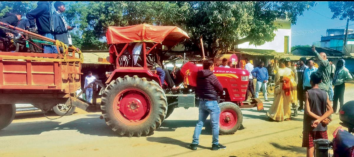 Chaibasa News : निर्माण में अनियमितता का आरोप, सड़क पर बैठे ग्रामीण