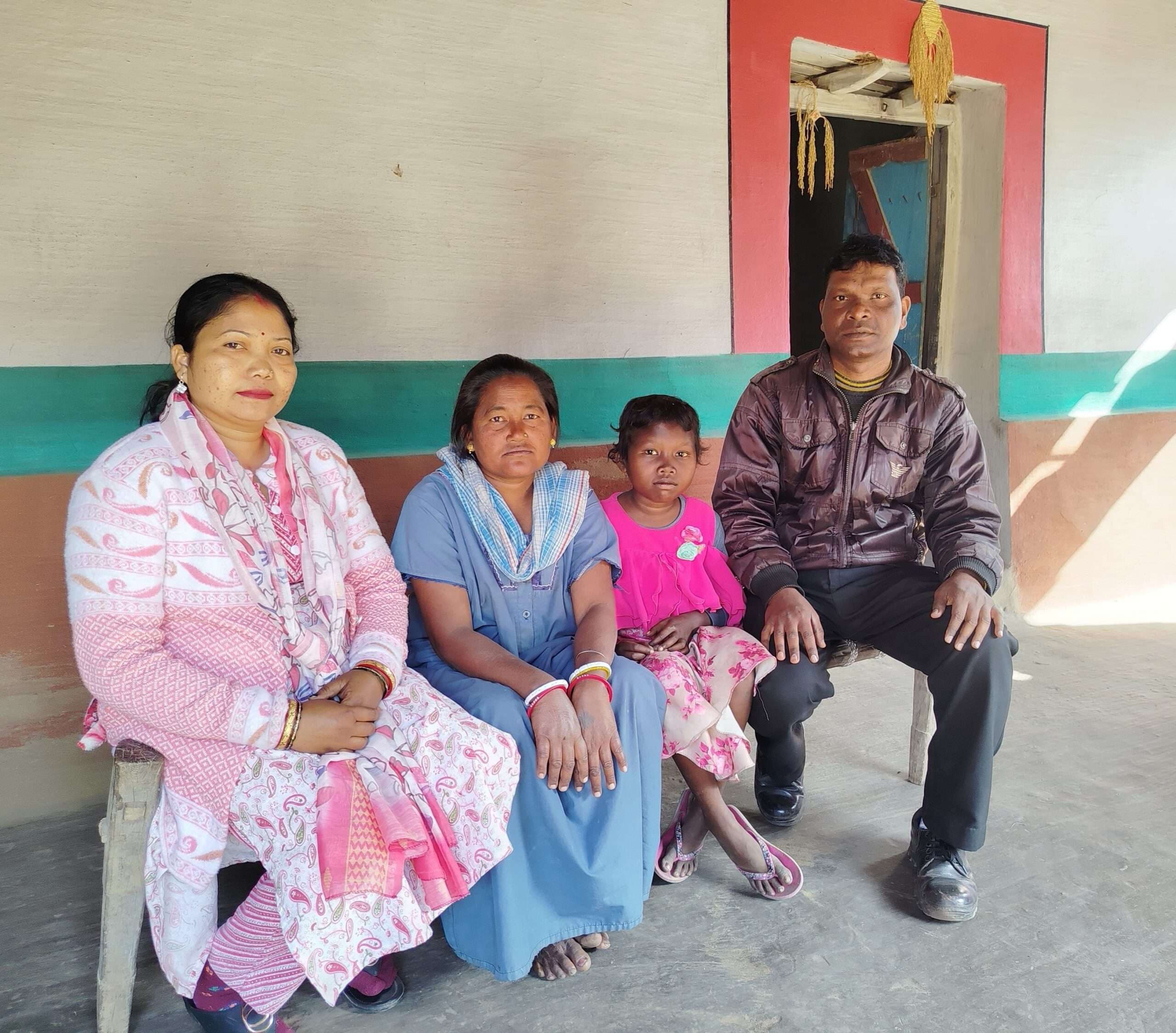 Seraikela Kharsawan News : राजनगर की थैलेसीमिया पीड़िता को ट्राइबल ब्लड मैन ने गोद लिया