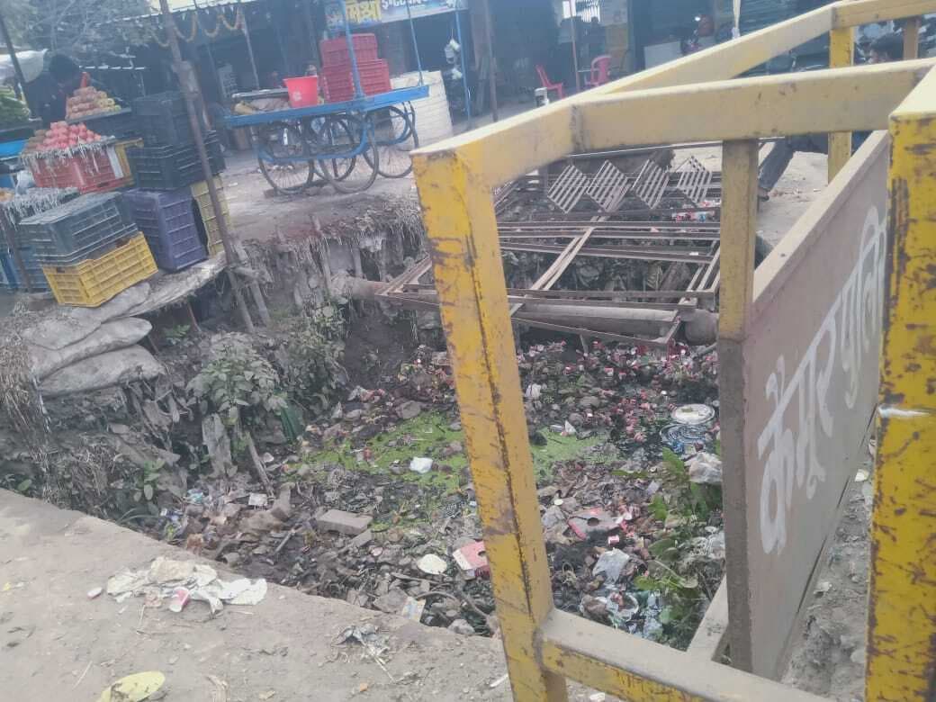 चांद चौमुहानी पर पुलिया का गार्डवाल टूटा, दुर्घटना की आशंका