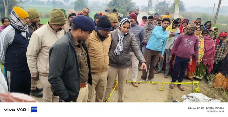 हत्या कर शव को सड़क पर फेंका