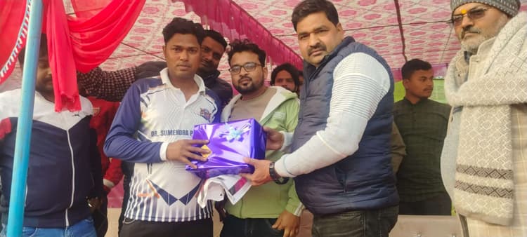 खालगांव ने मझवलिया को छह विकेट से हराकर सेमीफाइनल में किया प्रवेश