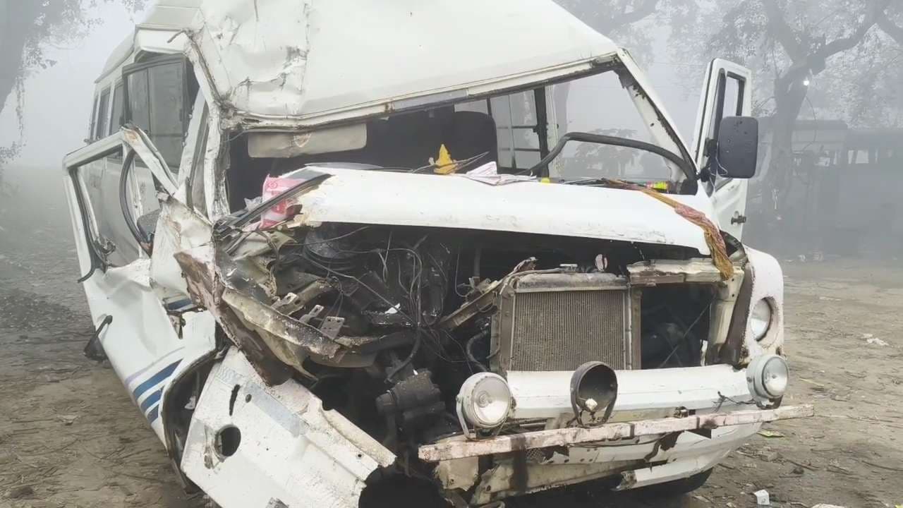 खड़े ट्रक में यात्री बस की टक्कर, चालक सहित चार घायल