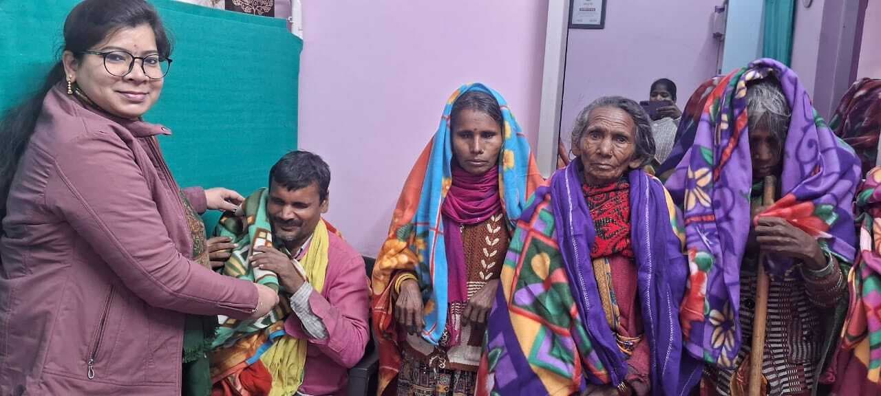 शीतलहर में जरूरतमंदों के बीच बांटे गये कंबल, लाभुकों में खुशी