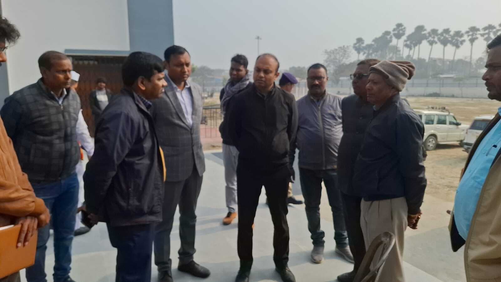 Samastipur News:डीएम ने किया कर्पूरीग्राम का निरीक्षण, पंचायत सरकार भवन निर्माण पर जताया असंतोष