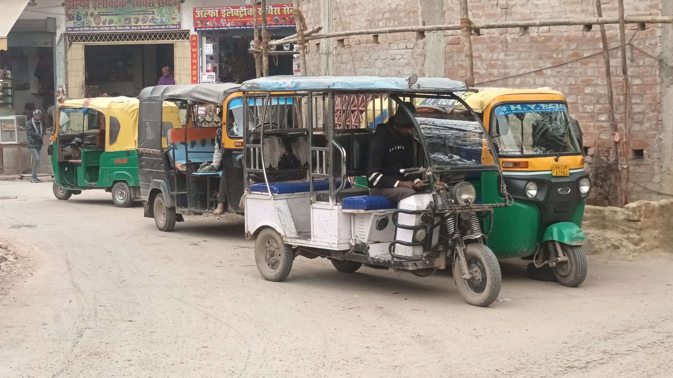 Samastipur News:बीच सड़क पर टोटो-ऑटो लगा सवारी का इंतजार