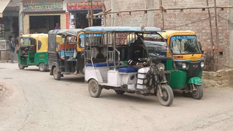 Samastipur News:बीच सड़क पर टोटो-ऑटो लगा सवारी का इंतजार