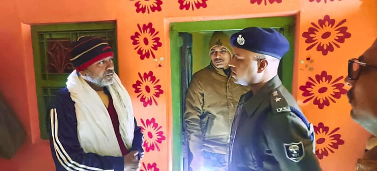 Samastipur News:मुसरीघरारी में मृतक के परिजन से मिले एसपी
