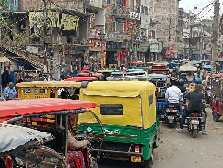 दिन भर जाम से कराहती है सड़कें