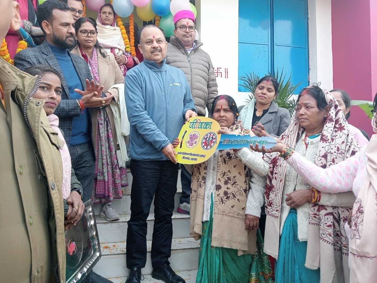 शिकायत पर मुख्यमंत्री महादलित टोला संपर्क योजना से सड़क बनवाने का दिया निर्देश