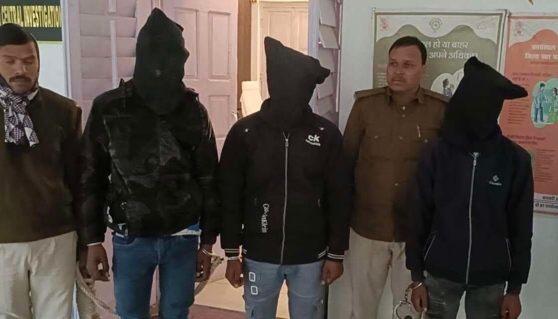 अवैध हथियार के साथ तीन बदमाश गिरफ्तार, बाइक जब्त