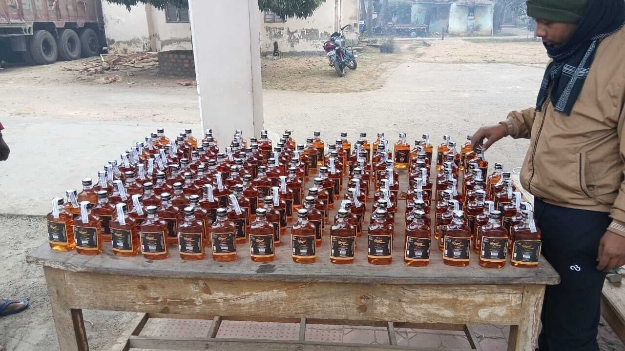 धोरैया पुलिस ने बाइक व 145 बोतल शराब जब्त