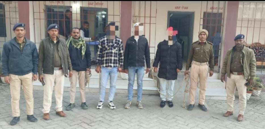 हथियार के साथ आमस से तीन युवक धराये