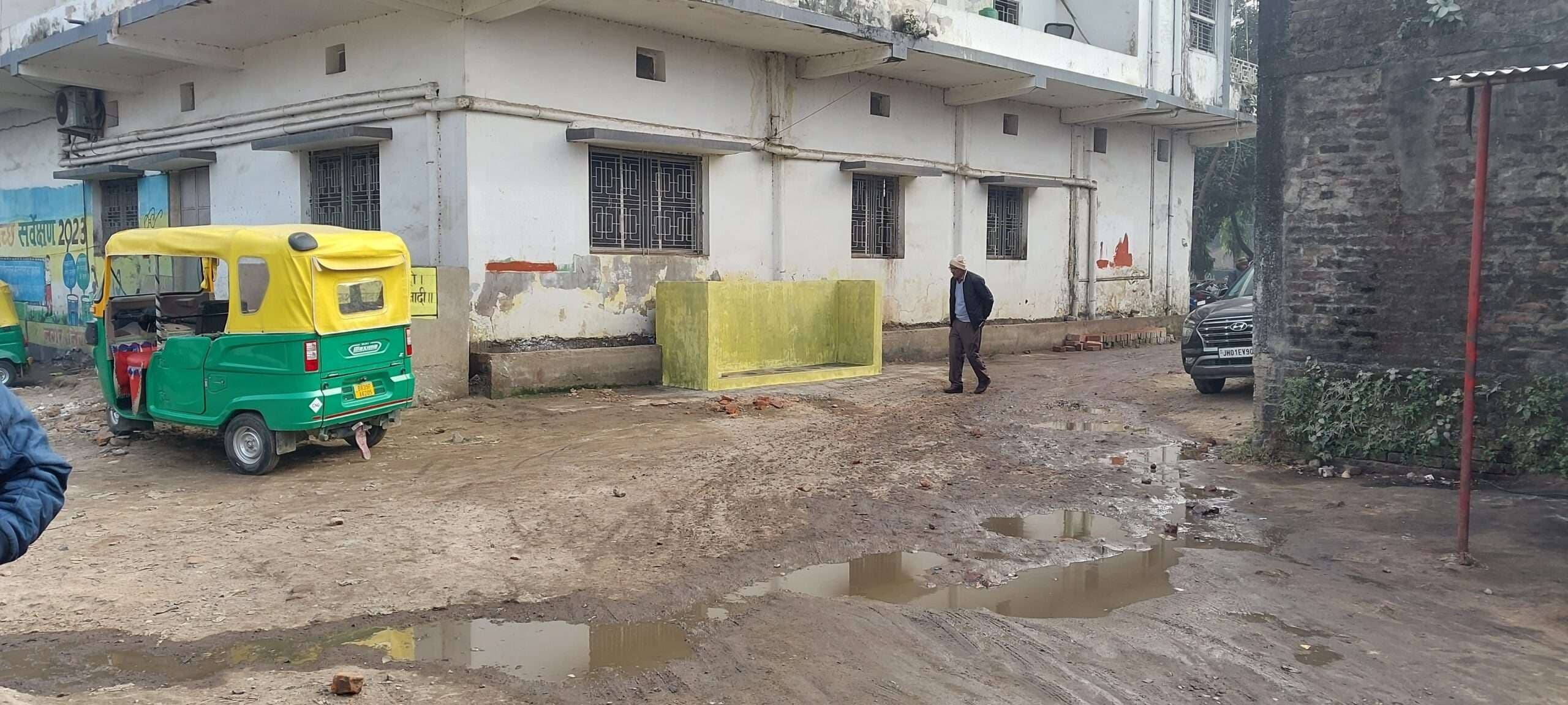 नगर निगम के शौचालय का पाइप फटा, सड़क पर बह रहा गंदा पानी