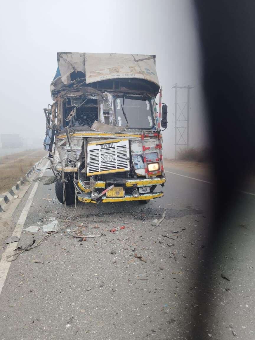 घने कोहरे के बीच दो ट्रकों में टक्कर