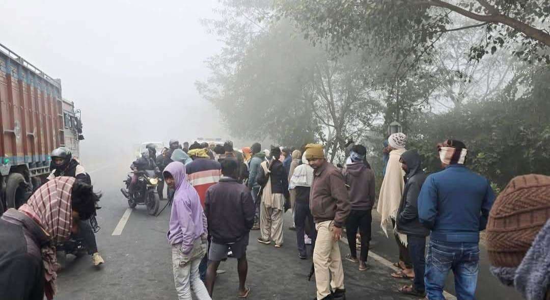 घने कोहरे में टकराई दो स्कॉर्पियो, बाल-बाल बचे सवार