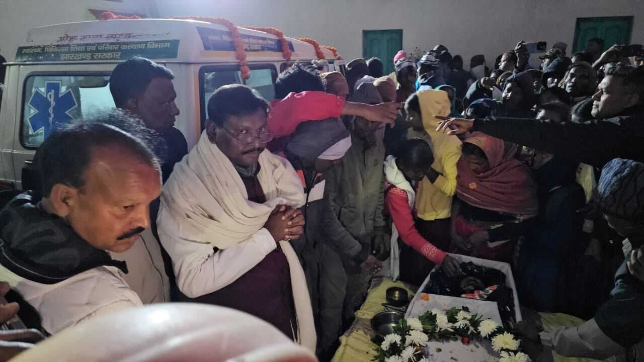 सोमा मुंडा के परिजनों से मिले अर्जुन मुंडा