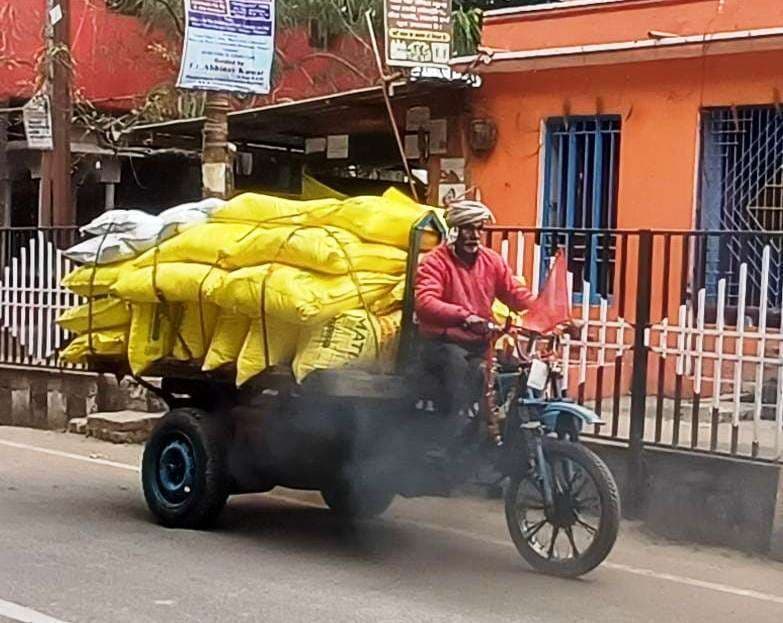 सड़कों पर धड़ल्ले से दौर रही जुगाड़ वाहन, उगल रहा जहर, जोखिम में जान