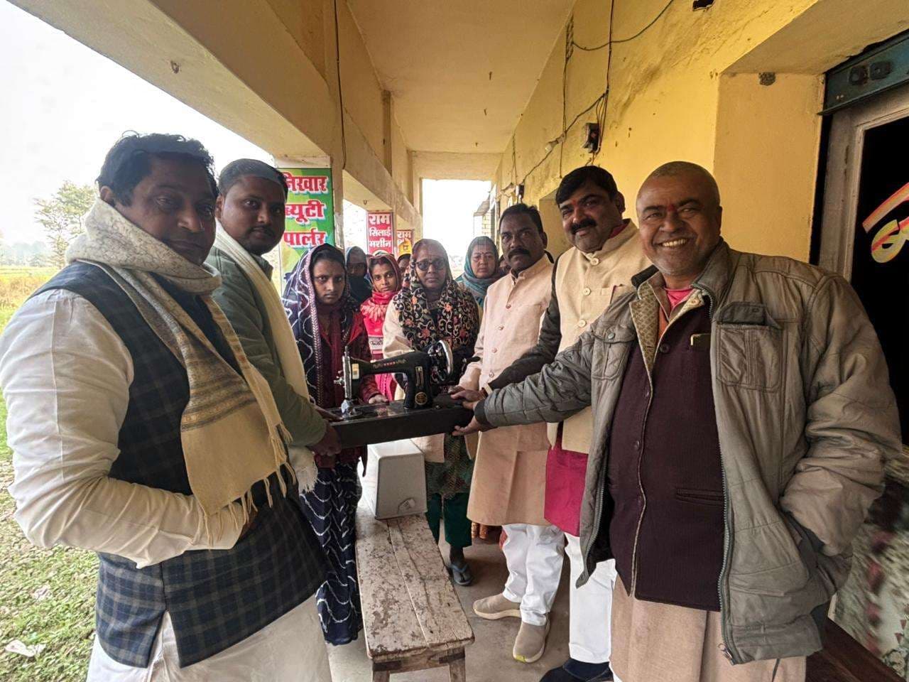 Samastipur News:पीएचसी को व्हीलचेयर व महिला को मिली सिलाई मशीन