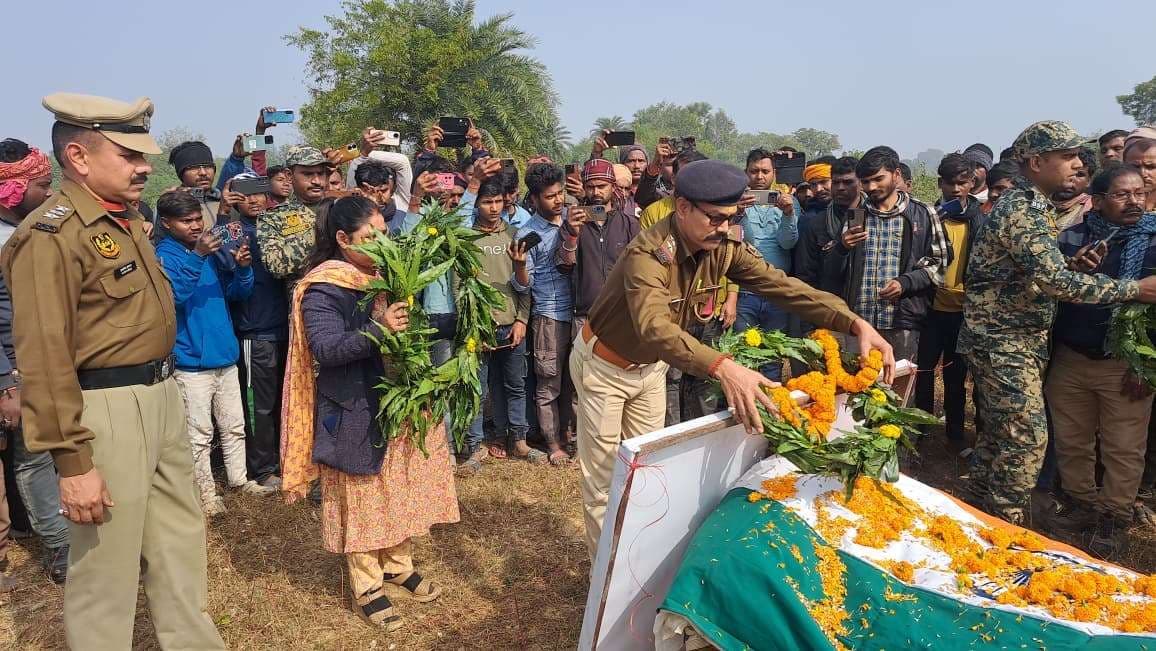 बीएसएफ जवान के निधन पर औरेया गांव में पसरा मातम, दी गई श्रद्धांजलि