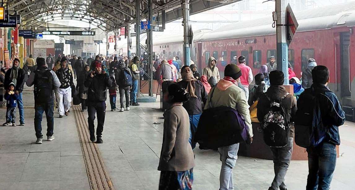 कोहरे के कारण साढ़े चार घंटे लेट पहुंची आनंद विहार-अगरतल्ला तेजस राजधानी