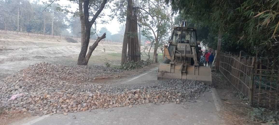 रेलवे के चल रहे कार्य में ओवर लोडेड हाइवा के कारण ग्रामीण सड़कें हो गयी जर्जर