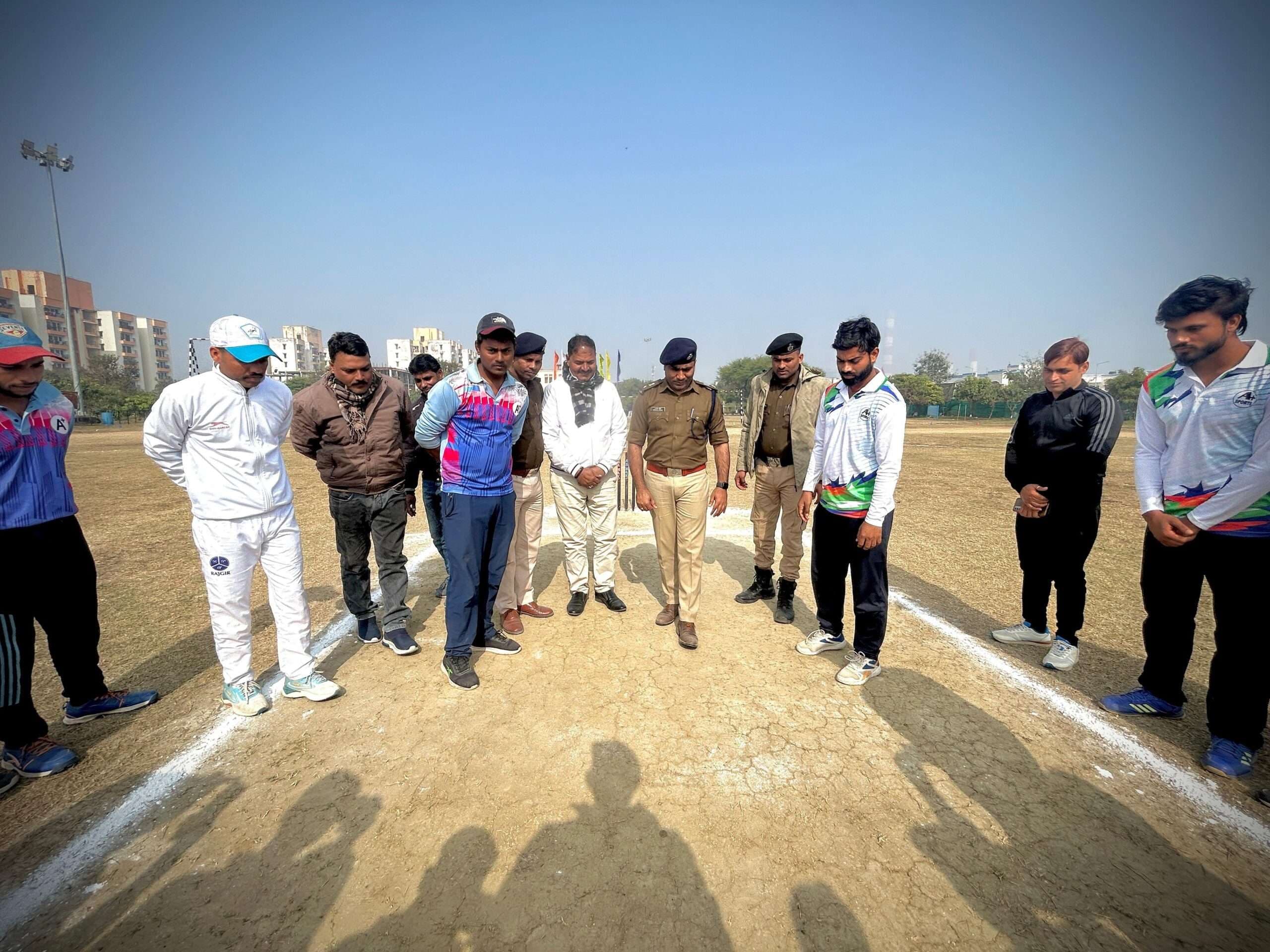 ओबरा थाने की टीम ने नवीनगर को हराया