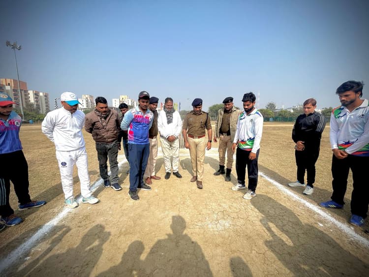 ओबरा थाने की टीम ने नवीनगर को हराया