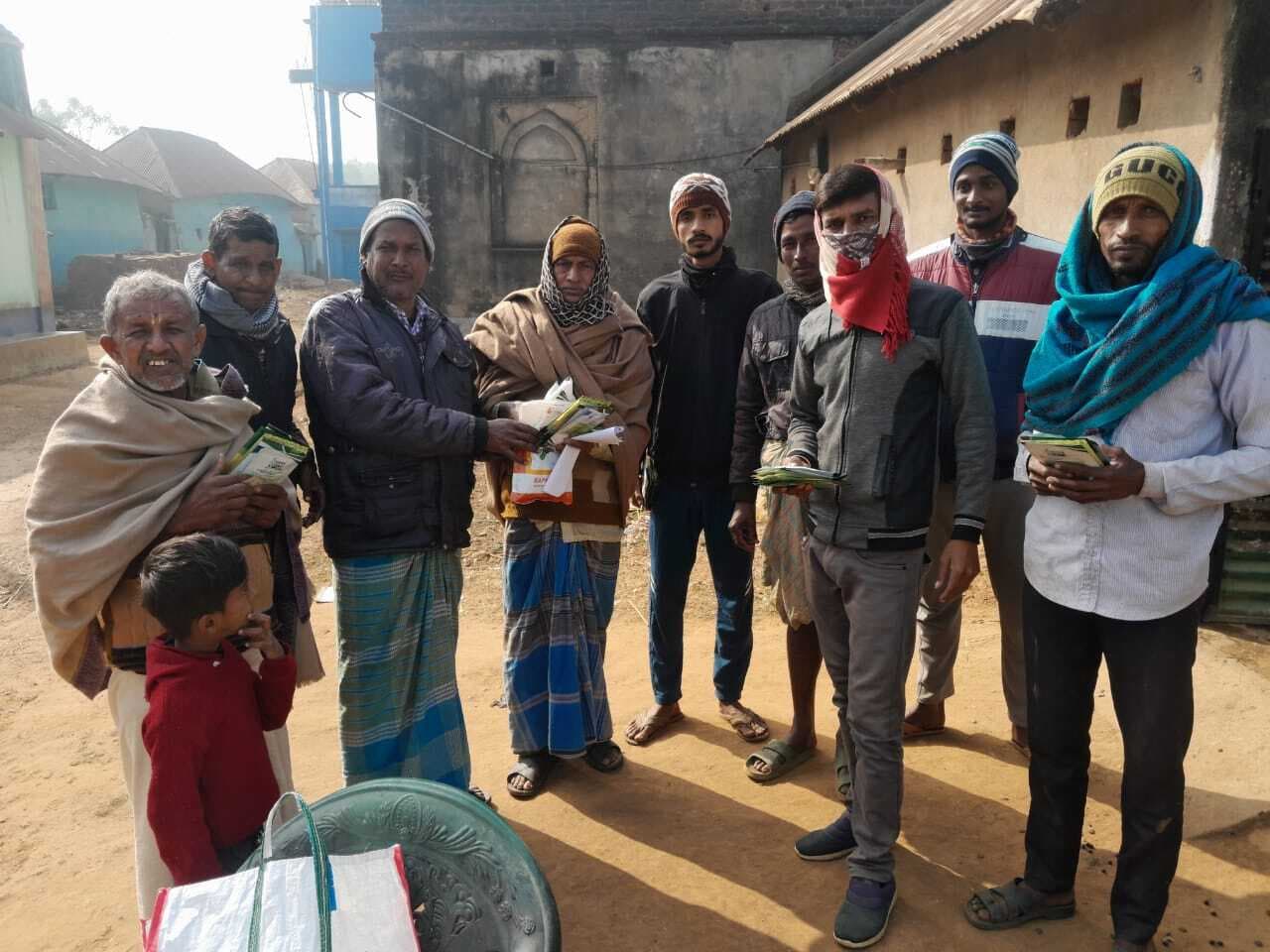 महुला गांव में किसानों के बीच सब्जी के बीज वितरित