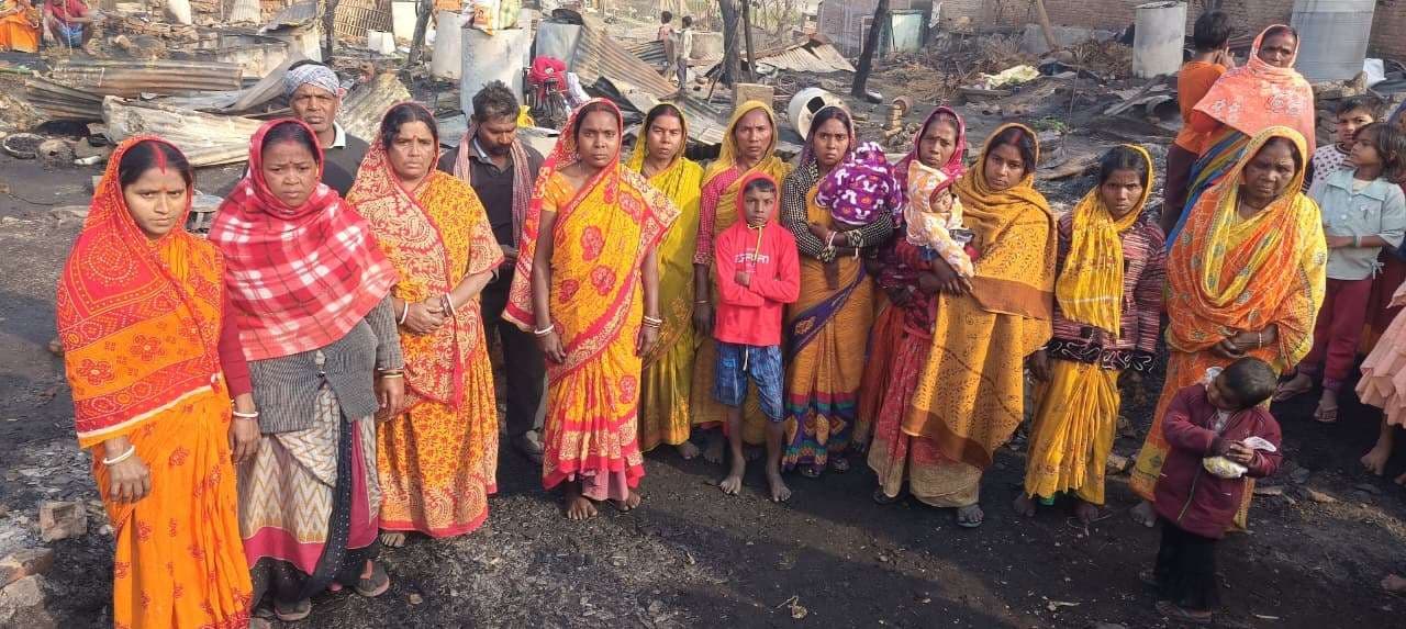 उधवा में गैस सिलिंडर विस्फोट से भीषण आग, 17 घर जलकर राख