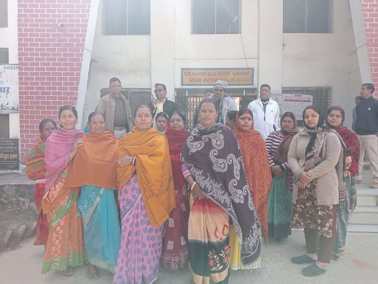 Deoghar news : नियमित पेयजल आपूर्ति की मांग को लेकर बीडीओ से मिलने पहुंची महिलाएं, सौंपा ज्ञापन