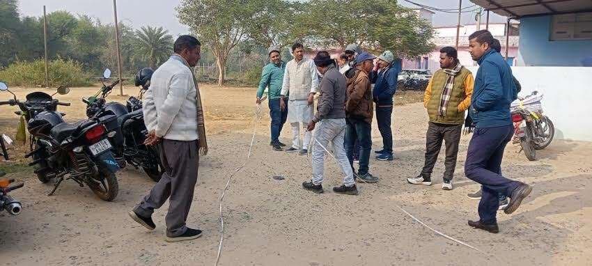 भवन निर्माण को लेकर अधिकारियों ने किया जमीन का निरीक्षण