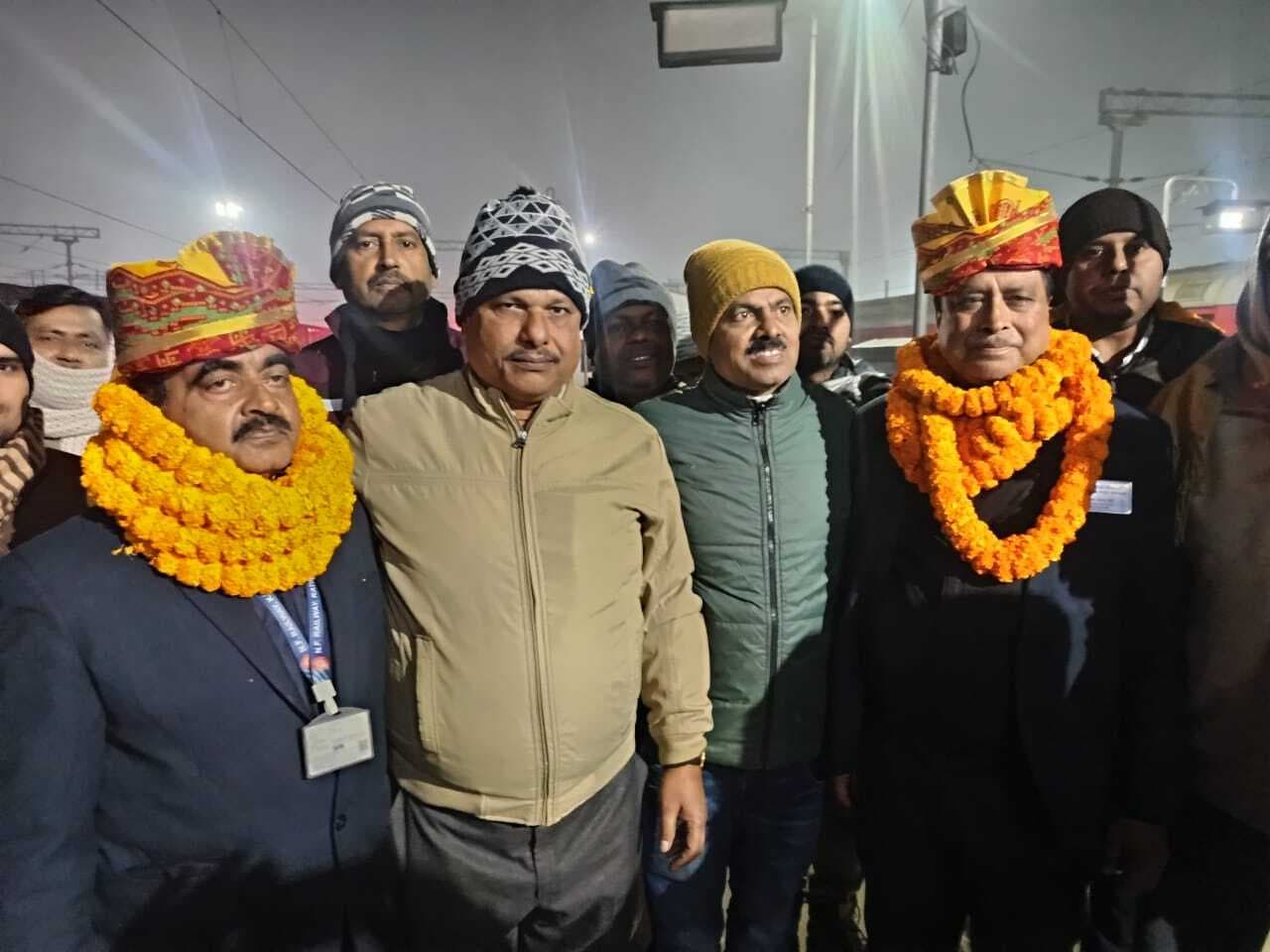 सेवानिवृति पर समारोह आयोजित कर दी विदाई