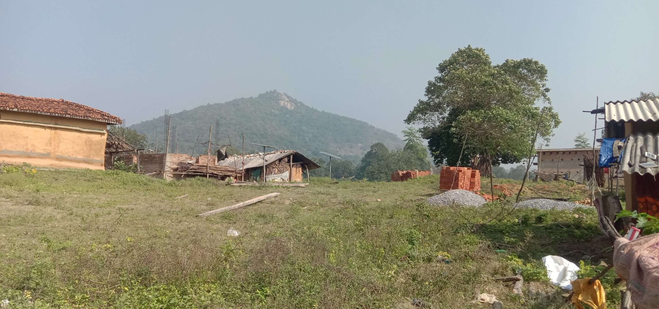 अधूरे वादों का खामोश गवाह बना चोरमारा में बिजली का खंभा