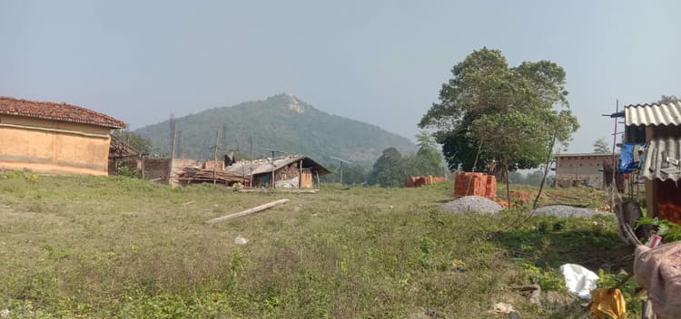 अधूरे वादों का खामोश गवाह बना चोरमारा में बिजली का खंभा