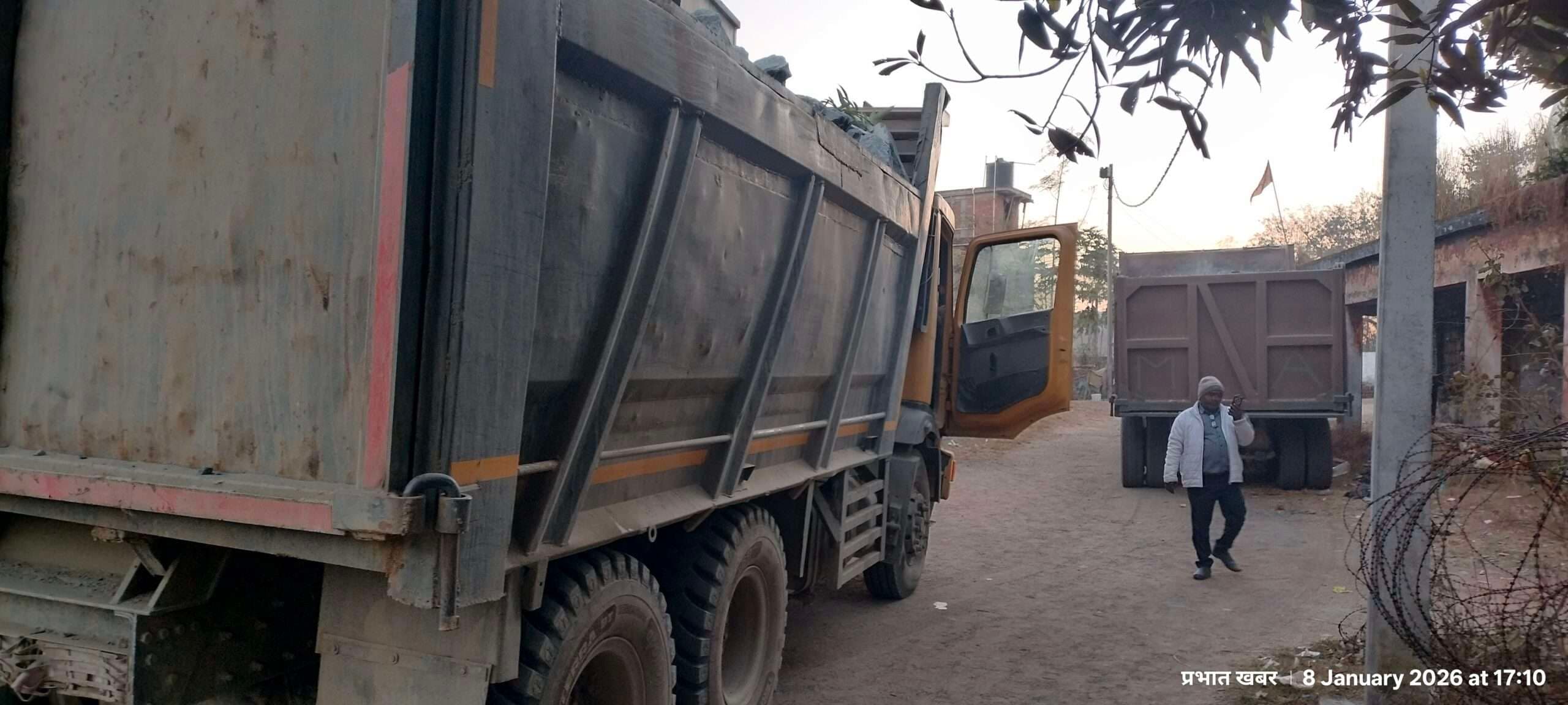 Giridih News :डीटीओ ने जब्त किये अवैध पत्थर लदे दो हाइवा