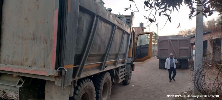Giridih News :डीटीओ ने जब्त किये अवैध पत्थर लदे दो हाइवा