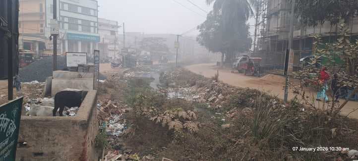 गोड्डा : नहर में गाद और कचरे से सावरकर नगर में जलजमाव