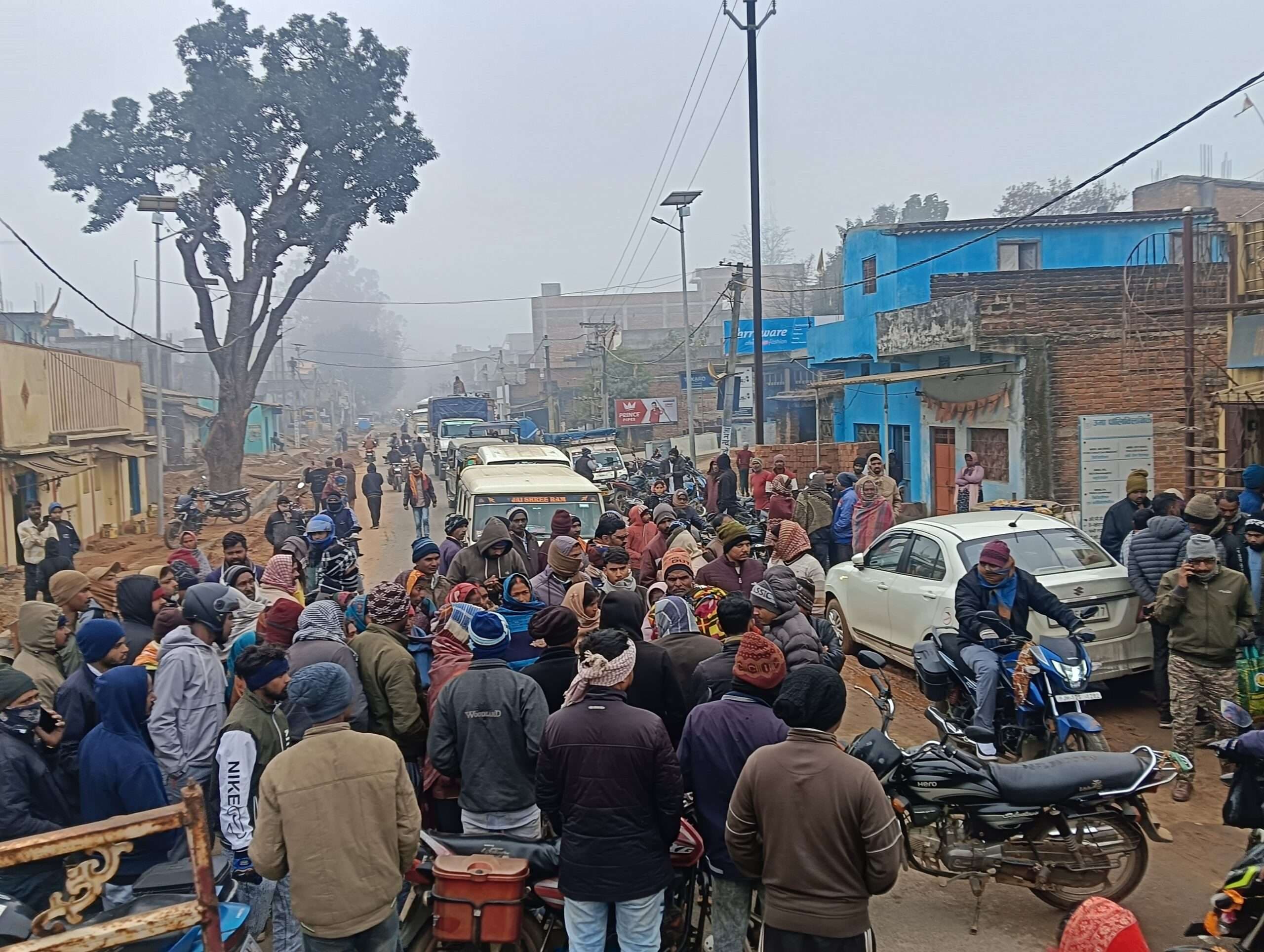 Giridih News :इलाज के क्रम में महिला की मौत, विरोध में सड़क जाम