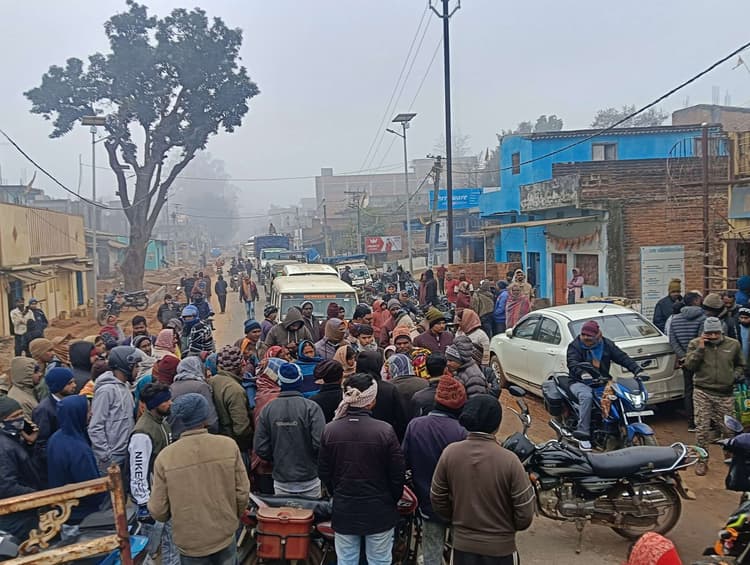 Giridih News :इलाज के क्रम में महिला की मौत, विरोध में सड़क जाम