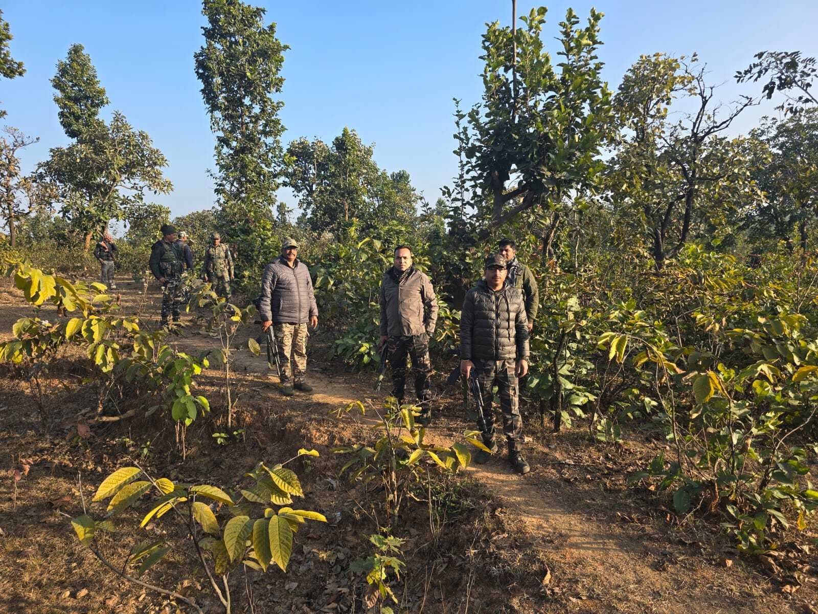 Giridih News :सुरक्षा को ले पुलिस ने वन क्षेत्र में चलाया विशेष अभियान