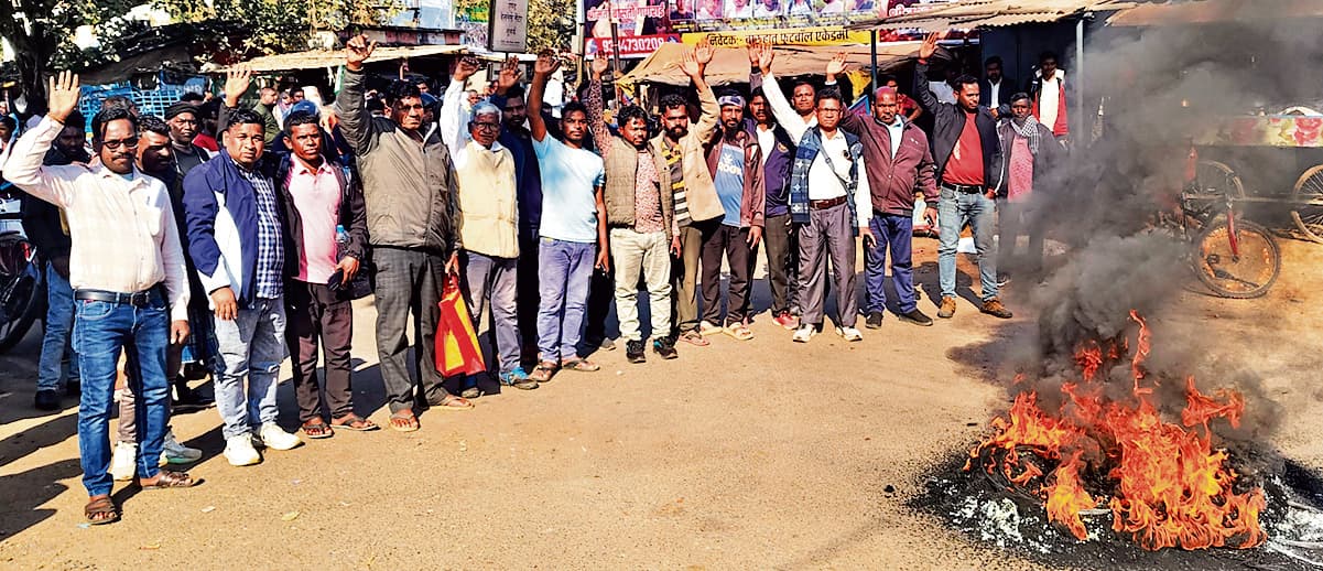 Seraikela Kharsawan News : पड़हा राजा सोमा मुंडा की हत्या के विरोध में सड़क पर उतरे आदिवासी संगठन