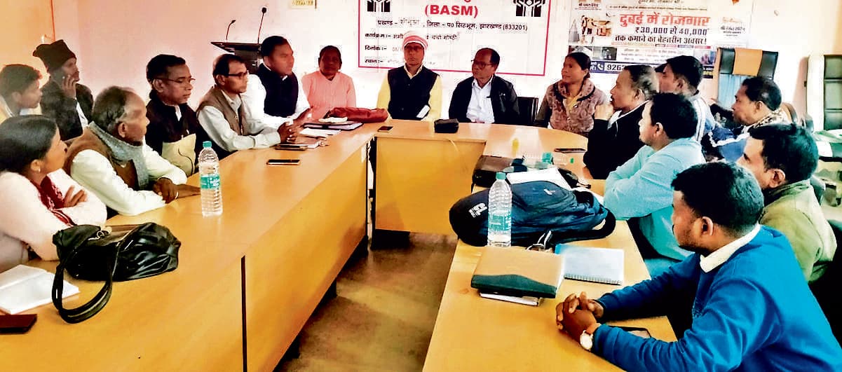 Chaibasa News : शिक्षा विभाग का निर्णय समाज के लिए घातक : सुहागी