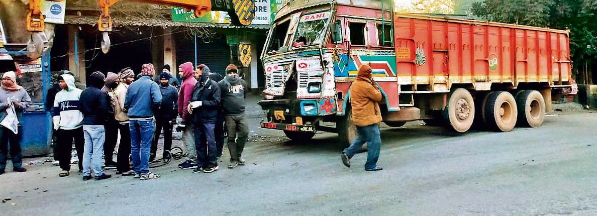 East Singhbhum News : ट्रक से भिड़ंत के बाद ट्रेलर पलट कर फल दुकान में घुसा, क्षति