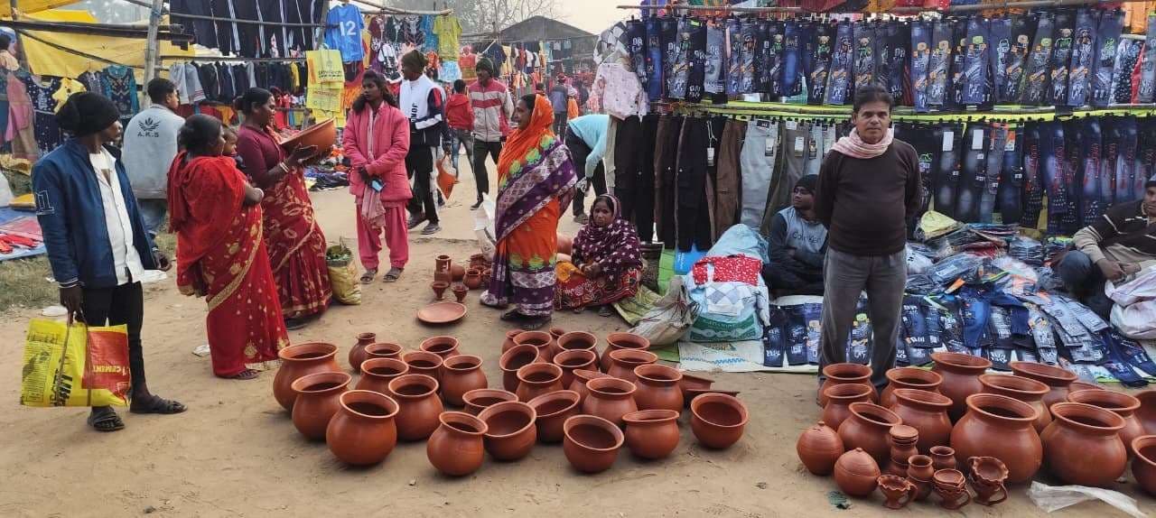 East Singhbhum News : ग्राम विकास के नाम पर गालूडीह साप्ताहिक हाट से वसूली शुरू