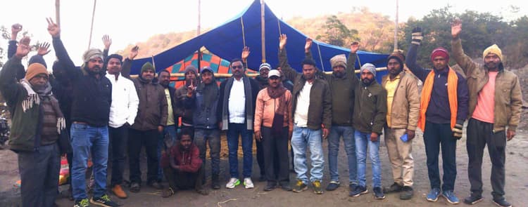 Bokaro News : दामोदा कोलियरी में अनिश्चितकालीन चक्का जाम आंदोलन शुरू